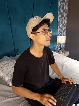 Aaron Eze online show from 21, 4, 2026