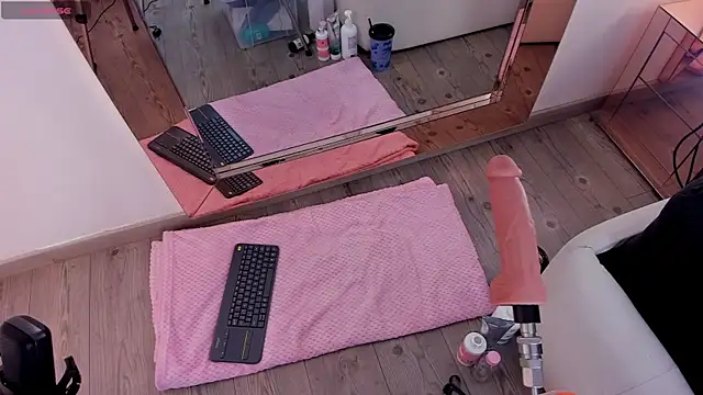 Snapshot of michelle_cutee_ chatting on 1, 12, 2025 michelle cutee online show from 1, 12, 2025