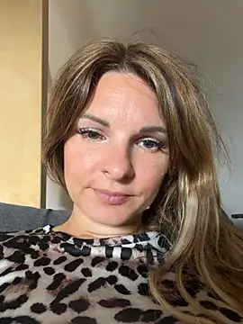 kinkysarahx online show from 11, 7, 2026
