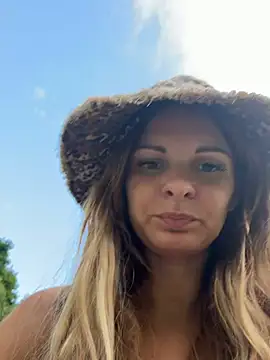 kinkysarahx online show from 13, 7, 2026