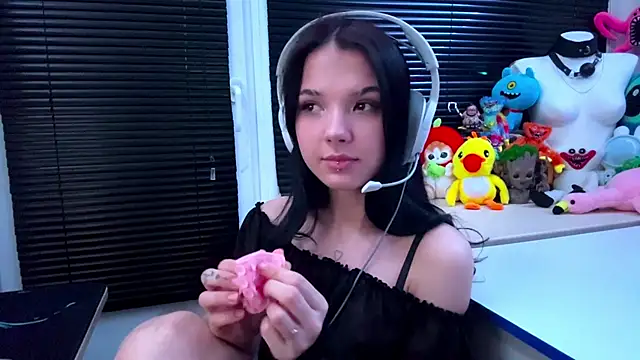 Snapshot of HanaMantanaDell chatting on 17, 10, 2025 HanaMantanaDell online show from 17, 10, 2025