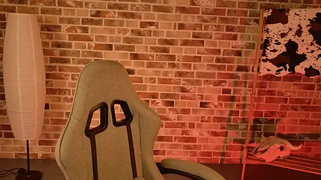 Snapshot of May_Bloom chatting on 8, 11, 2025 May Bloom online show from 8, 11, 2025