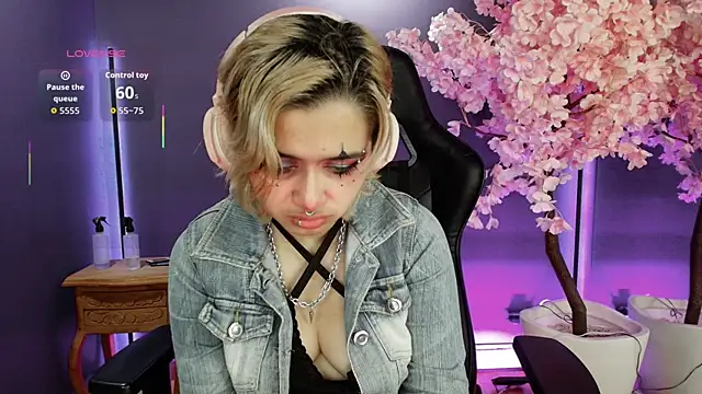 Snapshot of Navier__ chatting on 7, 11, 2025 Navier online show from 7, 11, 2025