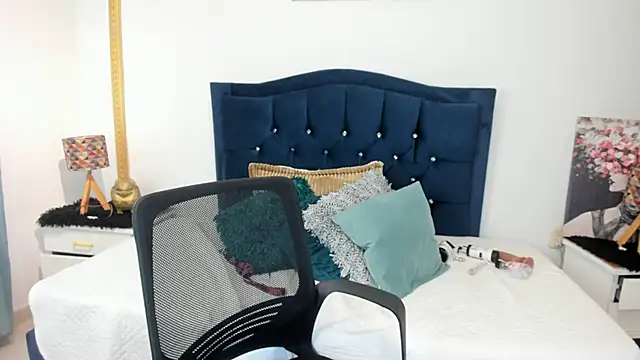 Inaya Khalifa online show from 26, 4, 2026