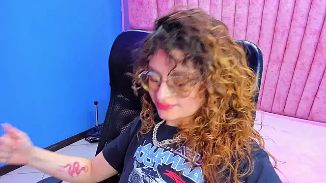 Snapshot of EmiliRouse_ chatting on 9, 11, 2025 EmiliRouse online show from 9, 11, 2025