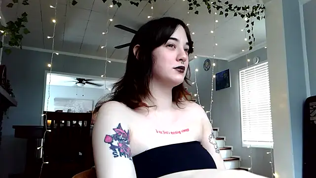 Snapshot of Trickylucy555 chatting on 4, 4, 2026 Trickylucy555 online show from 4, 4, 2026