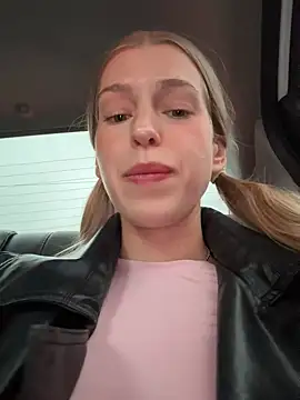 kira mia online show from 28, 4, 2026