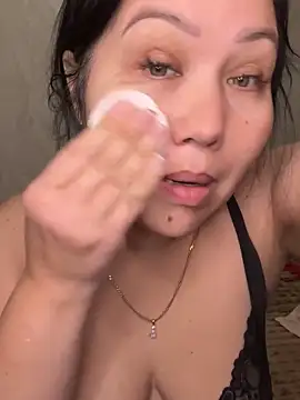 Snapshot of Love__Mom chatting on 17, 12, 2025 Love Mom online show from 17, 12, 2025