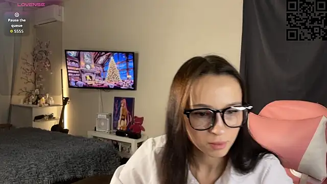 Snapshot of ella_simons chatting on 19, 11, 2025 ella simons online show from 19, 11, 2025