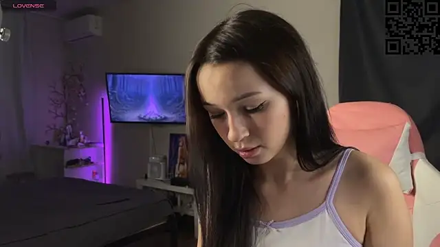 Snapshot of ella_simons chatting on 21, 11, 2025 ella simons online show from 21, 11, 2025