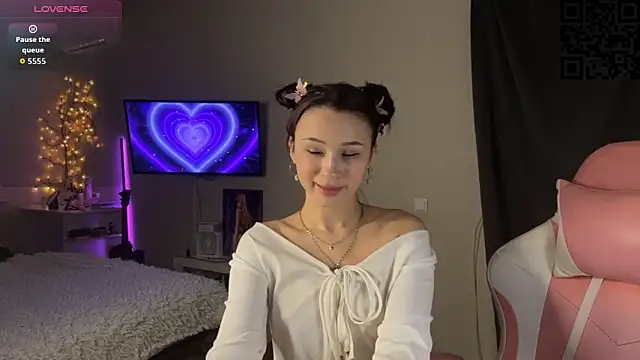 Snapshot of ella_simons chatting on 2, 12, 2025 ella simons online show from 2, 12, 2025