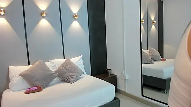 mia collins96 online show from 25, 4, 2026