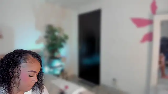 Snapshot of YariRose chatting on 4, 6, 2026 YariRose online show from 4, 6, 2026