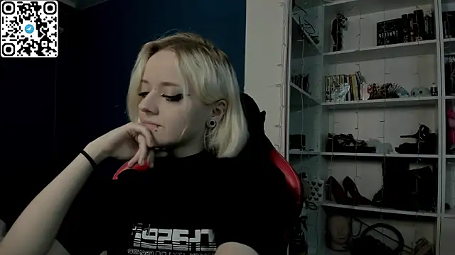 Holy Mistress S online show from 17, 12, 2025