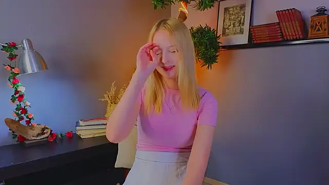 Snapshot of YungLyssy chatting on 8, 11, 2025 YungLyssy online show from 8, 11, 2025