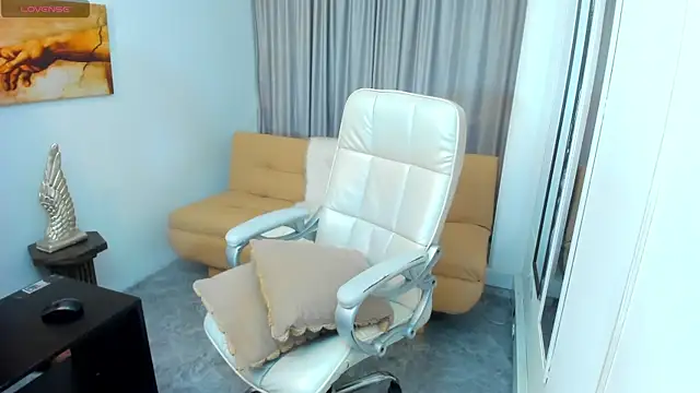 Claire Aristizabal  online show from 23, 10, 2025