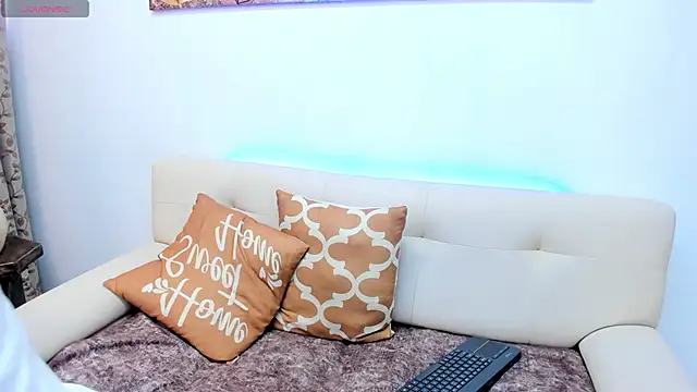 Claire Aristizabal  online show from 6, 11, 2025