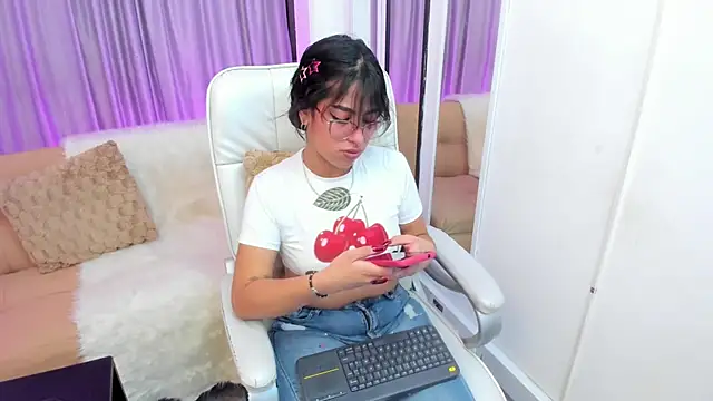 Claire Aristizabal  online show from 14, 11, 2025