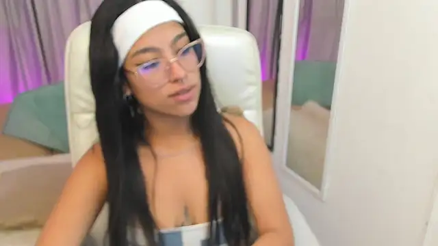 Claire Aristizabal  online show from 19, 11, 2025