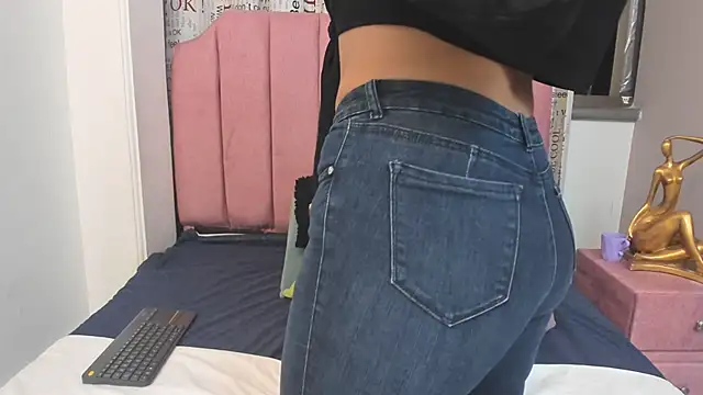 Claire Aristizabal  online show from 22, 11, 2025