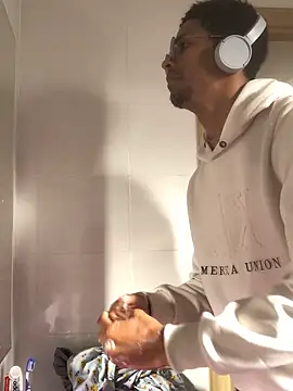 Snapshot of Albert_Madrid chatting on 6, 11, 2025 Albert Madrid online show from 6, 11, 2025