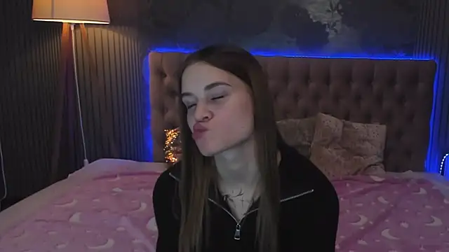 LuisaClover online show from 10, 11, 2025