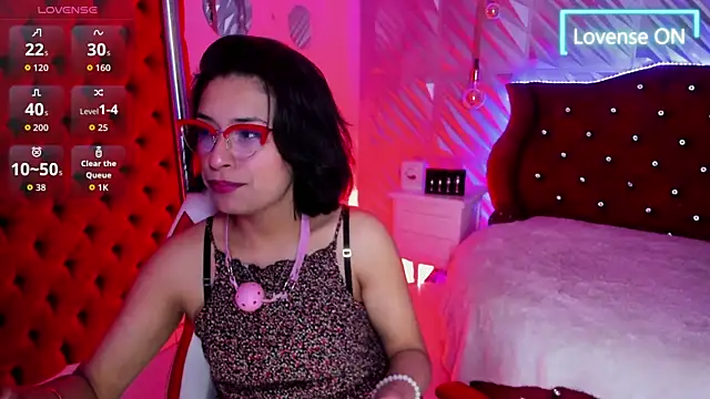 Snapshot of Roxanne_Han chatting on 7, 5, 2026 Roxanne Han online show from 7, 5, 2026