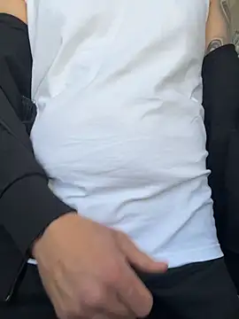 Snapshot of PassionCoupleLove chatting on 4, 4, 2026 PassionCoupleLove online show from 4, 4, 2026