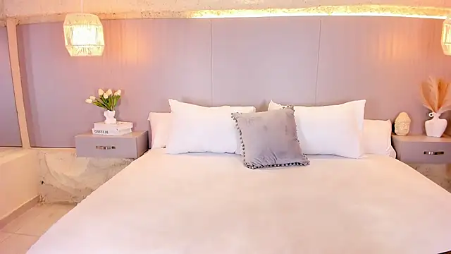 AmyColman  online show from 24, 4, 2026