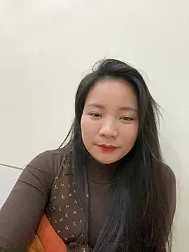 Bee Yellow00 online show from 13, 2, 2026