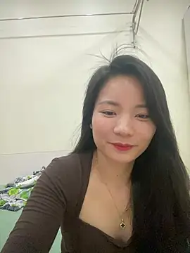 Bee Yellow00 online show from 6, 4, 2026