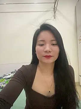 Bee Yellow00 online show from 6, 4, 2026