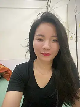 Bee Yellow00 online show from 16, 4, 2026