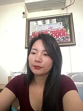 Bee Yellow00 online show from 17, 4, 2026