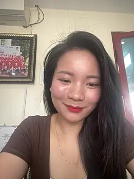 Bee Yellow00 online show from 23, 4, 2026