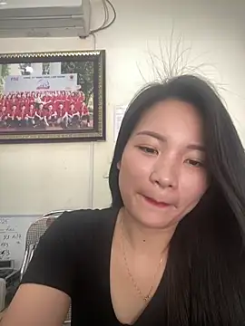 Bee Yellow00 online show from 25, 4, 2026