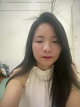 Snapshot of Bee_Yellow00 chatting on 4, 5, 2026 Bee Yellow00 online show from 4, 5, 2026