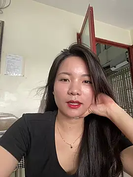Bee Yellow00 online show from 25, 7, 2026