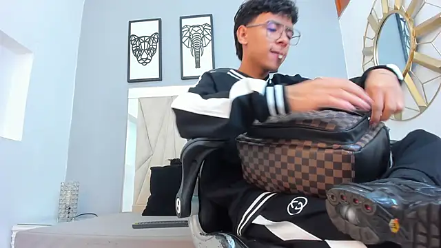 adams bobby online show from 26, 4, 2026