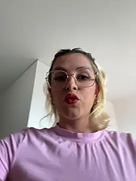 Snapshot of loremusis- chatting on 6, 11, 2025 loremusis- online show from 6, 11, 2025