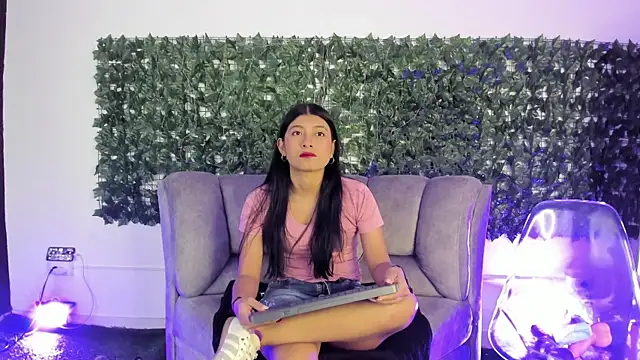 YeseniaRodriguez3 online show from 6, 7, 2026