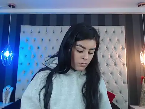 Snapshot of Camile_Petite chatting on 27, 11, 2025 Camile Petite online show from 27, 11, 2025