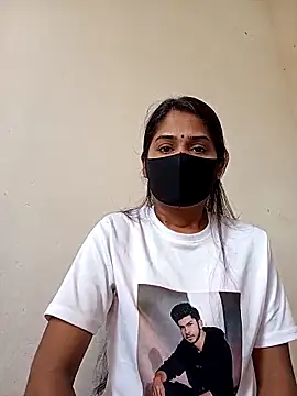 Green LaDY66 online show from 3, 11, 2025