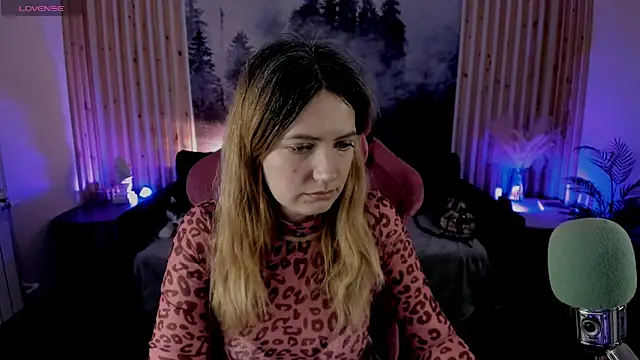 Snapshot of AleksaLaurent chatting on 3, 11, 2025 AleksaLaurent online show from 3, 11, 2025