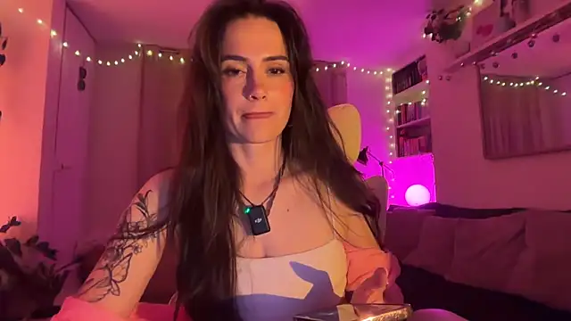Snapshot of SpicyLunaaa chatting on 8, 5, 2026 SpicyLunaaa online show from 8, 5, 2026