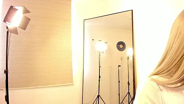 Snapshot of candice_star chatting on 4, 12, 2025 candice star online show from 4, 12, 2025