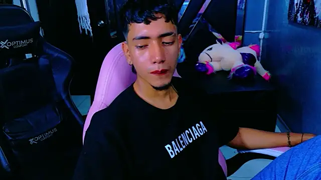 Snapshot of darwinandbrayann chatting on 11, 11, 2025 darwinandbrayann online show from 11, 11, 2025