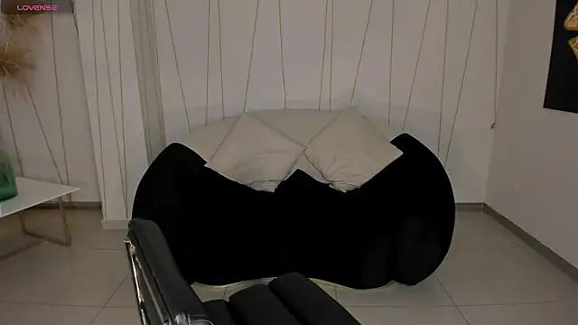 Snapshot of LaurentRosse1 chatting on 4, 5, 2026 LaurentRosse1 online show from 4, 5, 2026