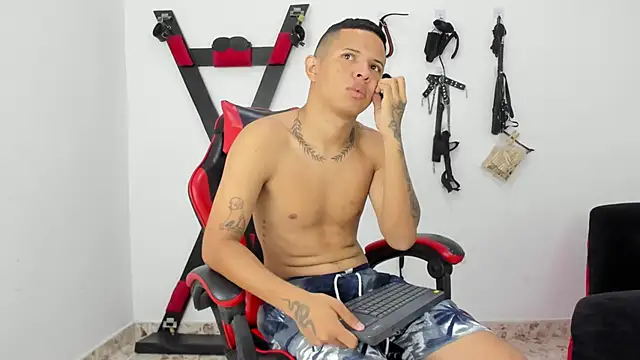 Snapshot of Steven19_LatinBoy chatting on 11, 11, 2025 Steven19 LatinBoy online show from 11, 11, 2025