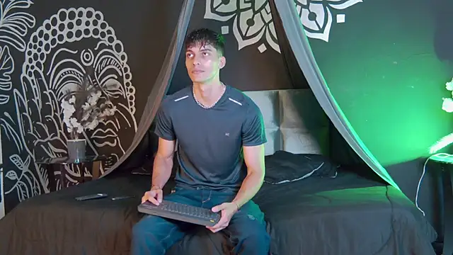 AlessioVitale online show from 8, 11, 2025